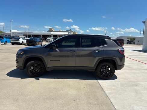 Used 2023 Jeep Compass Latitude AWD/4WD image 4