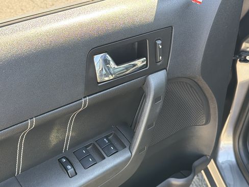 Used 2010 Ford Focus SES FWD image 11
