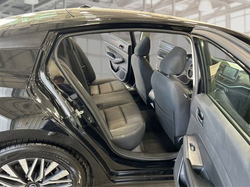 Used 2024 Nissan Altima 2.5 SV FWD image 11
