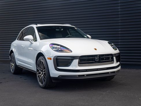 Certified 2025 Porsche Macan AWD/4WD image 27