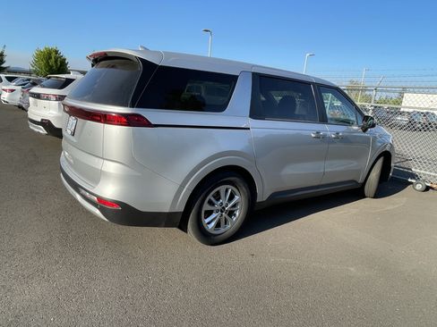 Used 2022 Kia Carnival LX FWD image 4