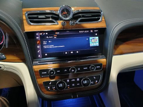 Used 2023 Bentley Bentayga AWD/4WD image 24