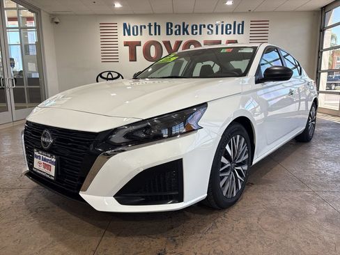 Used 2025 Nissan Altima 2.5 SV FWD image 6