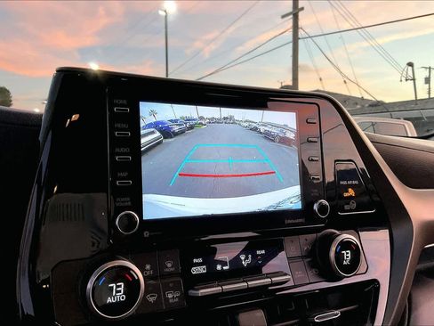 Used 2021 Toyota Highlander L image 23