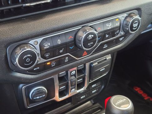 Used 2024 Jeep Gladiator Sport AWD/4WD image 16