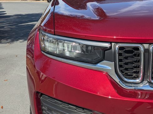 New 2025 Jeep Grand Cherokee Laredo image 9