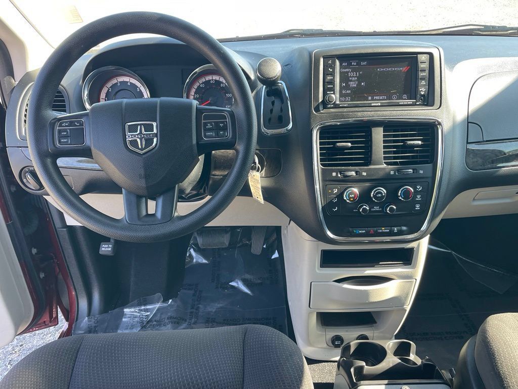 Used 2019 Dodge Grand Caravan SE w/ UConnect Hands-Free Group FWD image 4