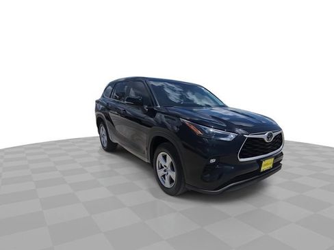 Used 2023 Toyota Highlander LE FWD image 2