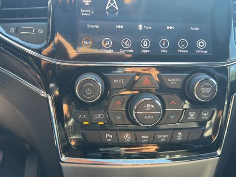 Used 2021 Jeep Grand Cherokee Overland AWD/4WD image 16