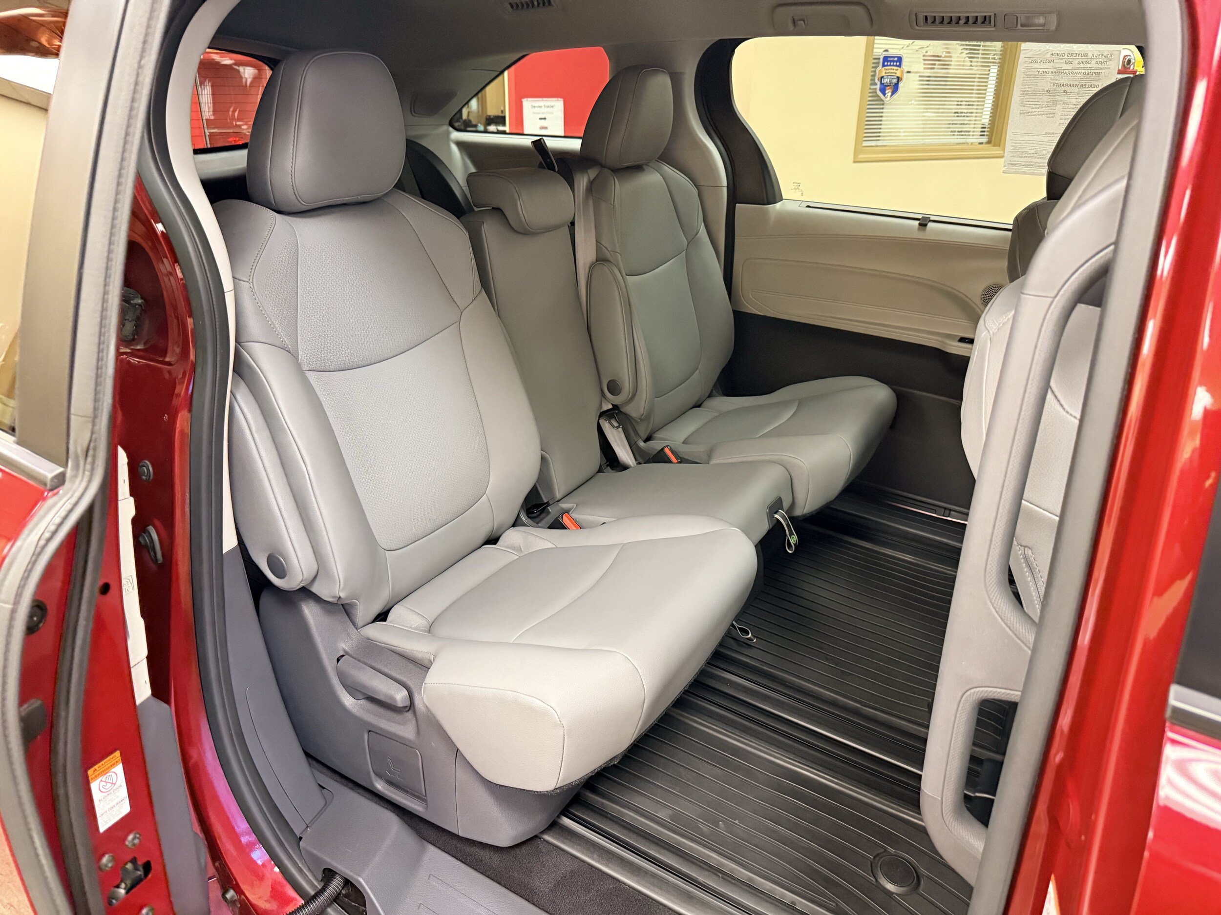 Used 2021 Toyota Sienna XLE w/ XLE Plus Package FWD image 25