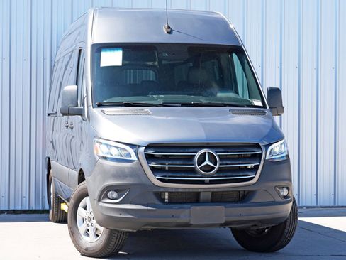 Used 2023 Mercedes-Benz Sprinter 2500 image 4