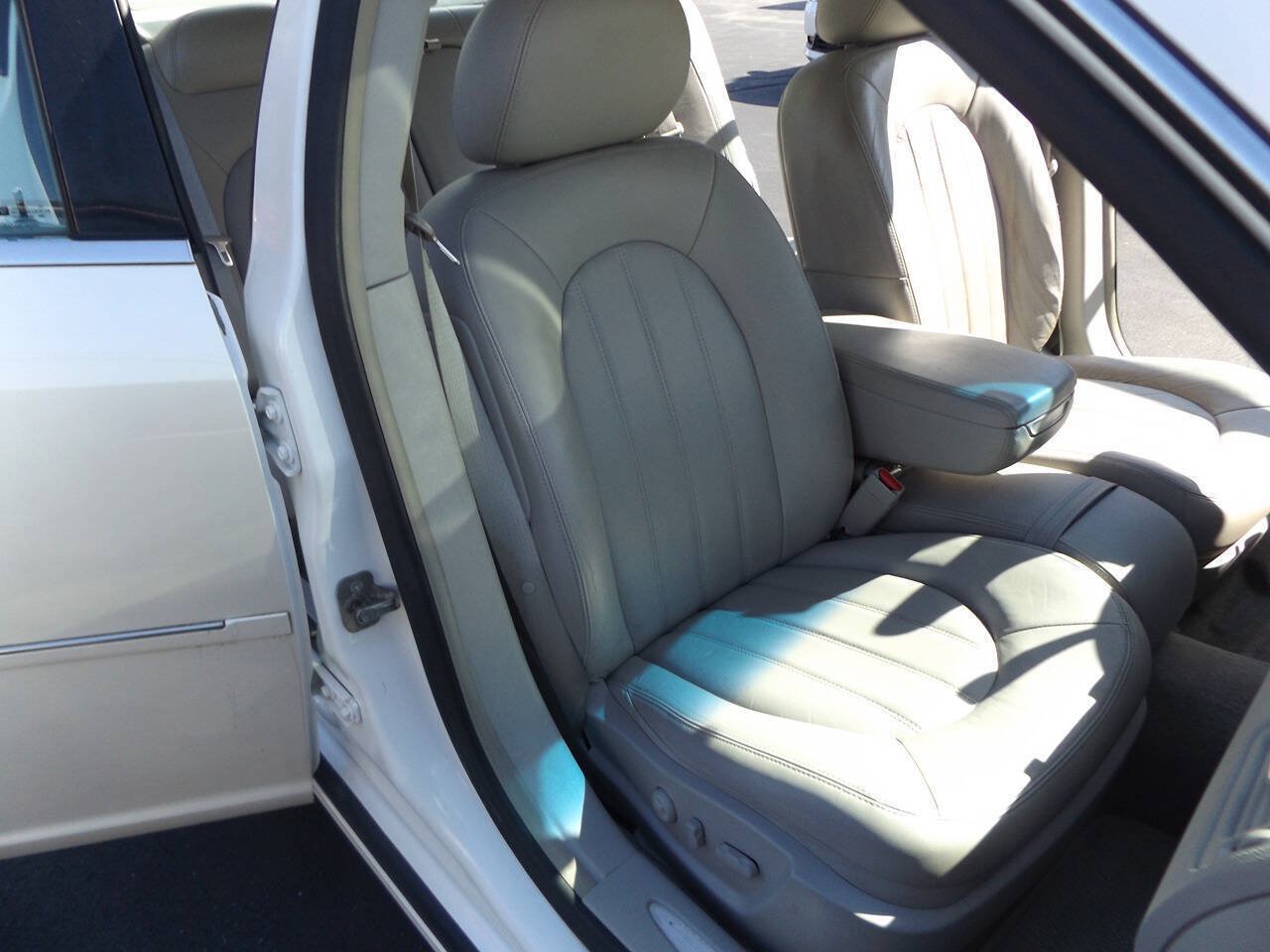 Used 2011 Buick Lucerne CXL FWD image 22