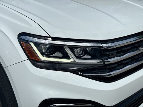 Certified 2021 Volkswagen Atlas Cross Sport SE w/ Panoramic Sunroof Package FWD image 34