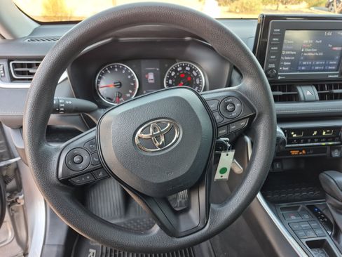 Used 2020 Toyota RAV4 LE AWD/4WD image 9