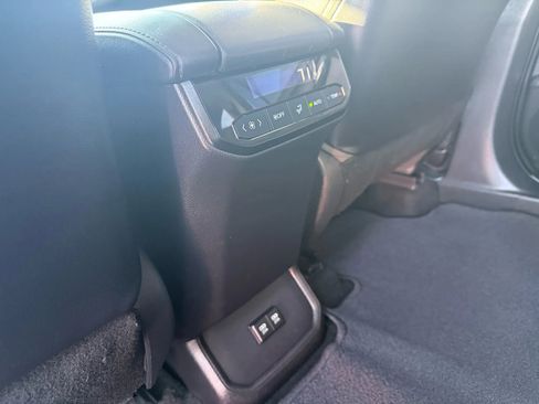 Used 2021 Toyota Highlander XLE image 26