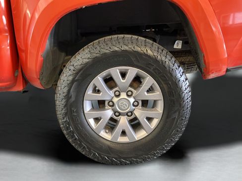 Used 2018 Toyota Tacoma SR5 AWD/4WD image 25