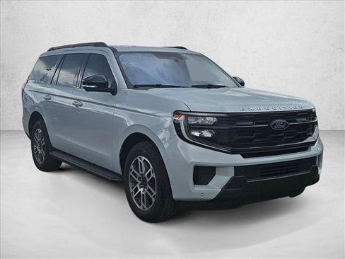 Used 2025 Ford Expedition Active image 3