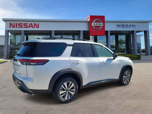 New 2026 Nissan Pathfinder SL image 2
