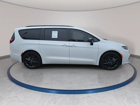 Used 2024 Chrysler Pacifica Touring-L w/ S Appearance Package FWD image 4