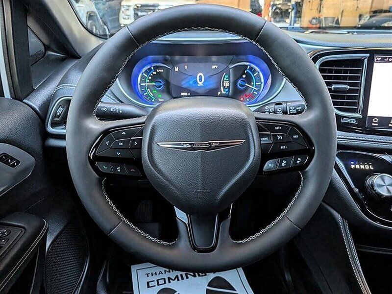 Used 2023 Chrysler Pacifica Limited w/ S Appearance Package FWD image 19