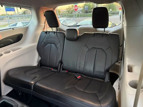 Used 2018 Chrysler Pacifica Touring-L Plus image 13