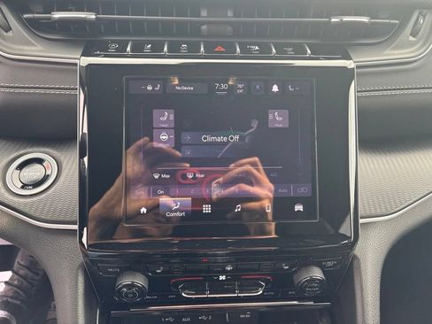 Certified 2025 Jeep Grand Cherokee Altitude AWD/4WD image 27