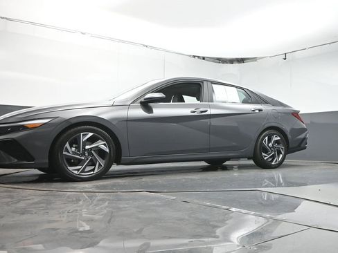Used 2024 Hyundai Elantra Limited image 30