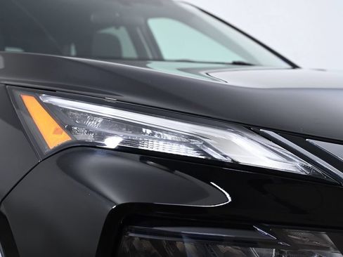 Used 2023 Nissan Rogue S FWD image 11