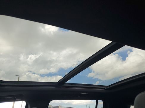 Used 2023 Chevrolet Suburban Z71 w/ Luxury Package image 10