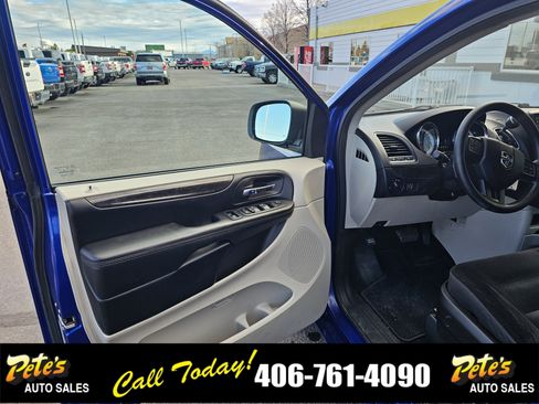 Used 2019 Dodge Grand Caravan SE w/ UConnect Hands-Free Group image 18