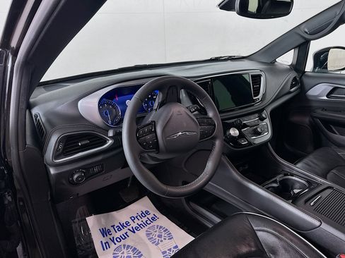 Used 2025 Chrysler Pacifica Limited image 9