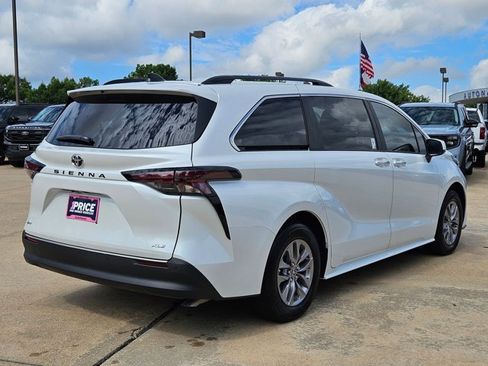 Used 2026 Toyota Sienna XLE FWD image 5