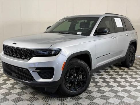 Used 2025 Jeep Grand Cherokee Altitude RWD image 1