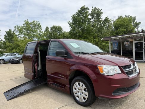 Used 2018 Dodge Grand Caravan SE w/ UConnect Hands-Free Group FWD image 1