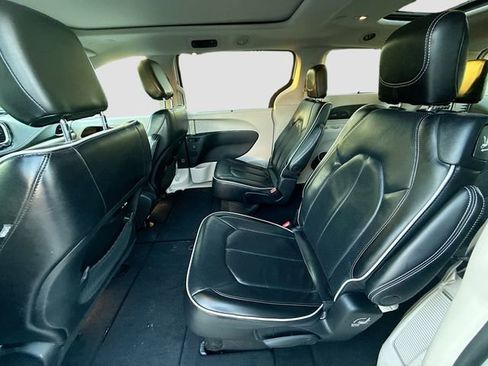 Used 2021 Chrysler Pacifica Limited image 25