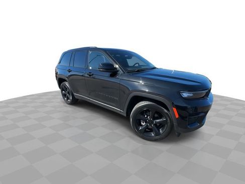 Used 2023 Jeep Grand Cherokee Altitude image 2