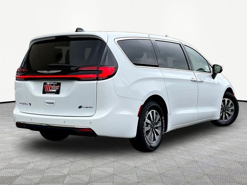 Used 2023 Chrysler Pacifica Touring-L FWD image 6