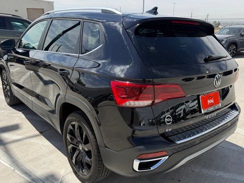 Used 2023 Volkswagen Taos SE w/ Panoramic Sunroof Package FWD image 6