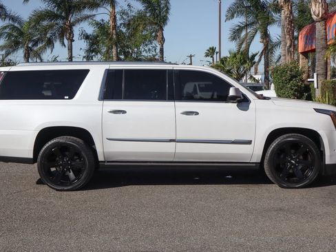 Used 2017 Cadillac Escalade ESV Platinum AWD/4WD image 10