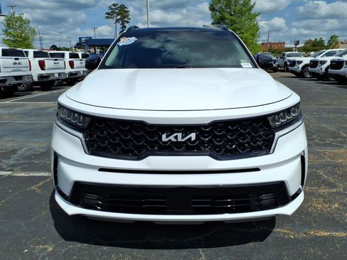 Used 2022 Kia Sorento EX w/ Panoramic Sunroof Package image 2