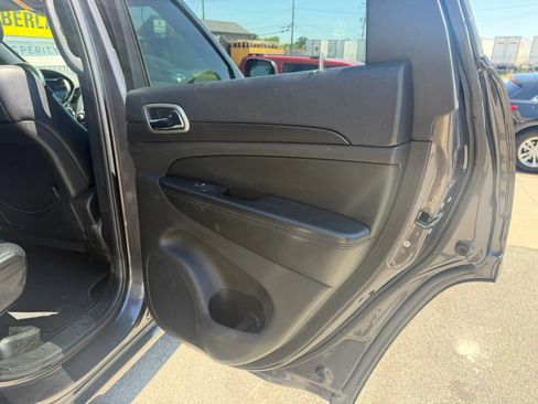 Used 2017 Jeep Grand Cherokee Altitude RWD image 11