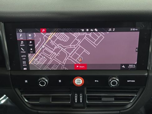 Certified 2026 Porsche Macan AWD/4WD image 18