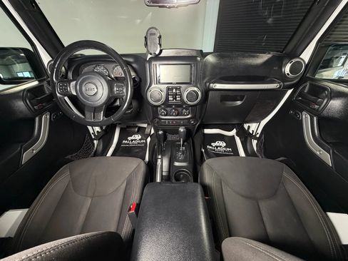 Used 2018 Jeep Wrangler Unlimited Sahara w/ Connectivity Group AWD/4WD image 37