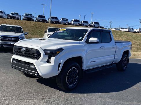 Used 2024 Toyota Tacoma TRD Sport image 3
