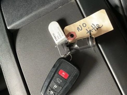 Used 2023 Toyota Highlander XLE image 24