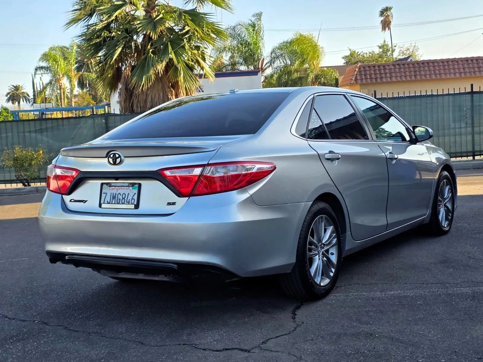 Used 2015 Toyota Camry SE w/ Moonroof Package FWD image 3