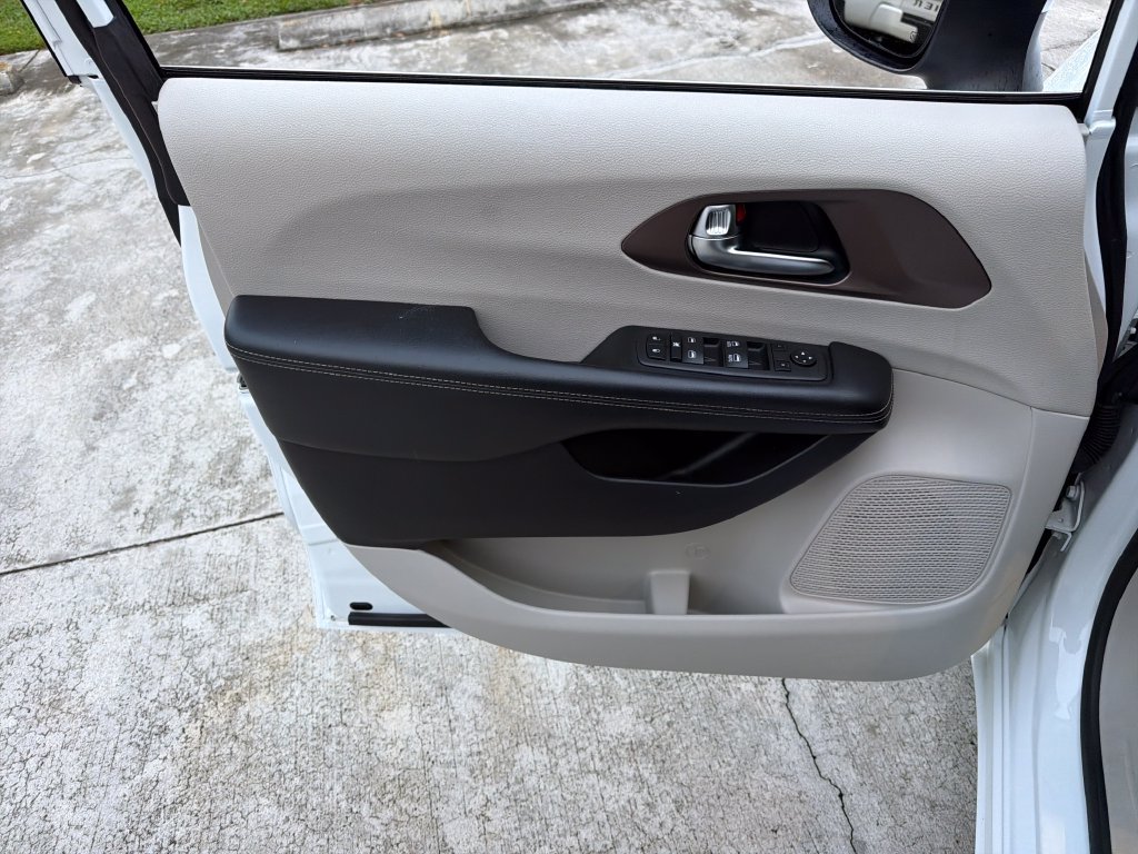 Used 2023 Chrysler Voyager LX FWD image 15