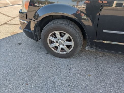 Used 2010 Chrysler Town & Country Touring image 6