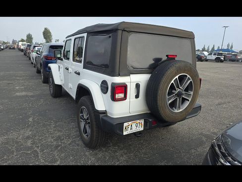 Used 2023 Jeep Wrangler Unlimited Sahara AWD/4WD image 3