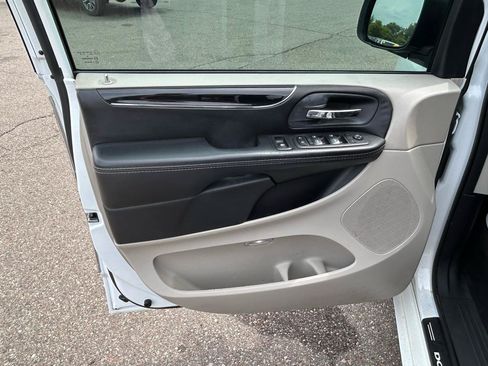 Used 2018 Dodge Grand Caravan SXT FWD image 14